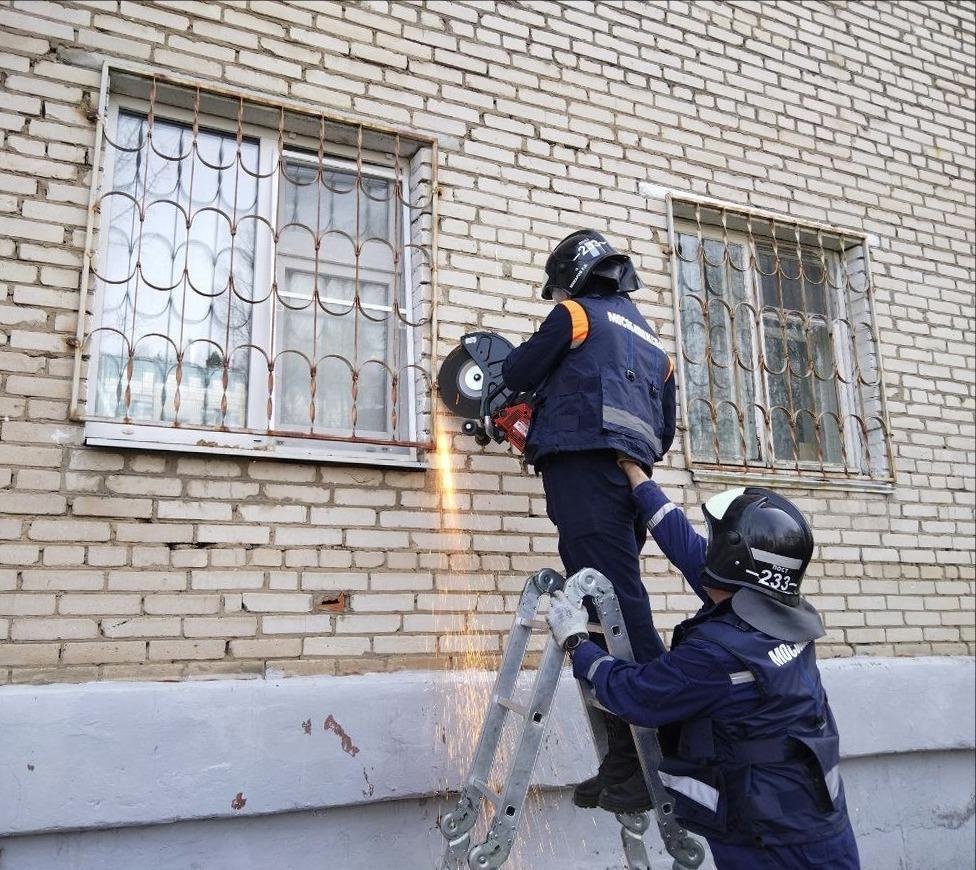 Работники ПСП ПСЧ-233  #Мособлпожспас освободили четырехлетнего ребёнка из запертой квартиры